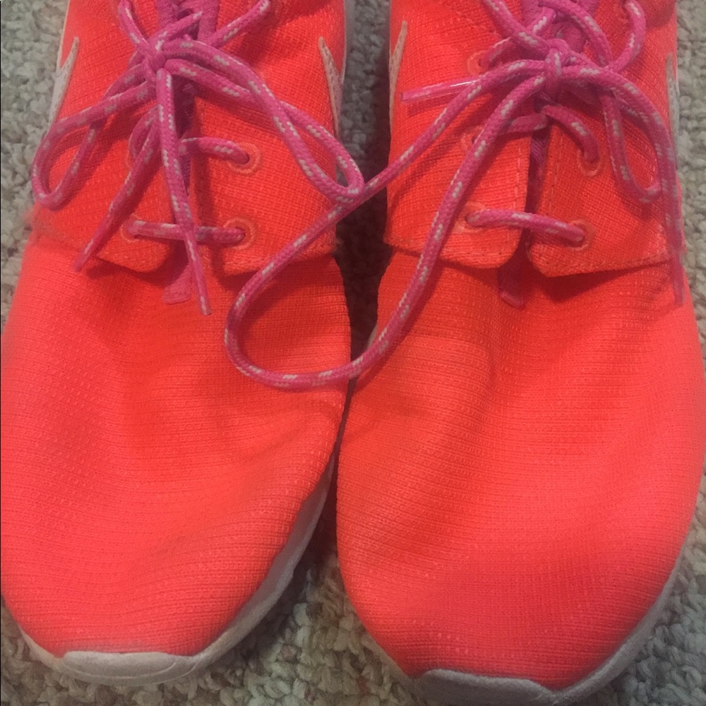 Nike Women's Roshe Sneakers - Picture 5 of 7